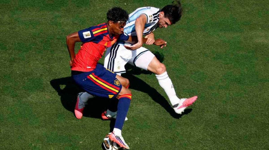 Soccer Football - FIFA World Cup 2026 - Final - Spain v Argentina - New York/New Jersey Stadium, East Rutherford, New Jersey, U.S. - July 19, 2026
Spain's Lamine Yamal in action with Argentina's Nicolas Tagliafico REUTERS/Jeenah Moon