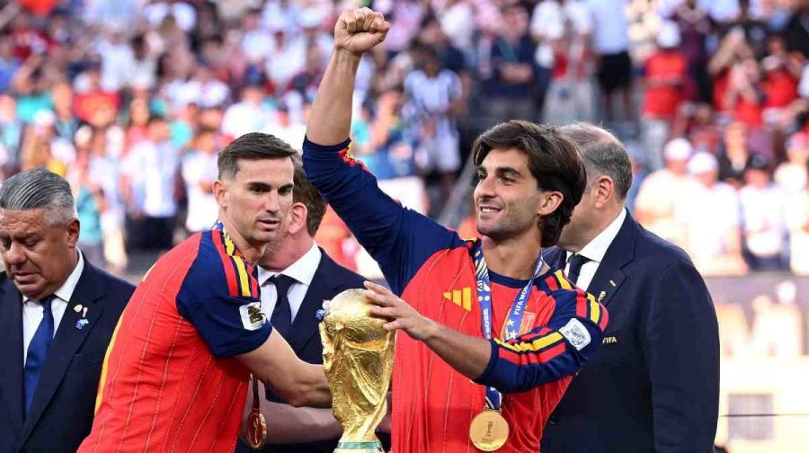 EAST RUTHERFORD, NEW JERSEY - JULY 19: Ferran Torres #7 of Spain celebrates with the FIFA World Cup Winner's Trophy after receiving his medal during the FIFA World Cup 2026 Final match between Spain and Argentina at New York New Jersey Stadium on July 19, 2026 in East Rutherford, New Jersey.   David Ramos/Getty Images/AFP (Photo by David Ramos / GETTY IMAGES NORTH AMERICA / Getty Images via AFP)