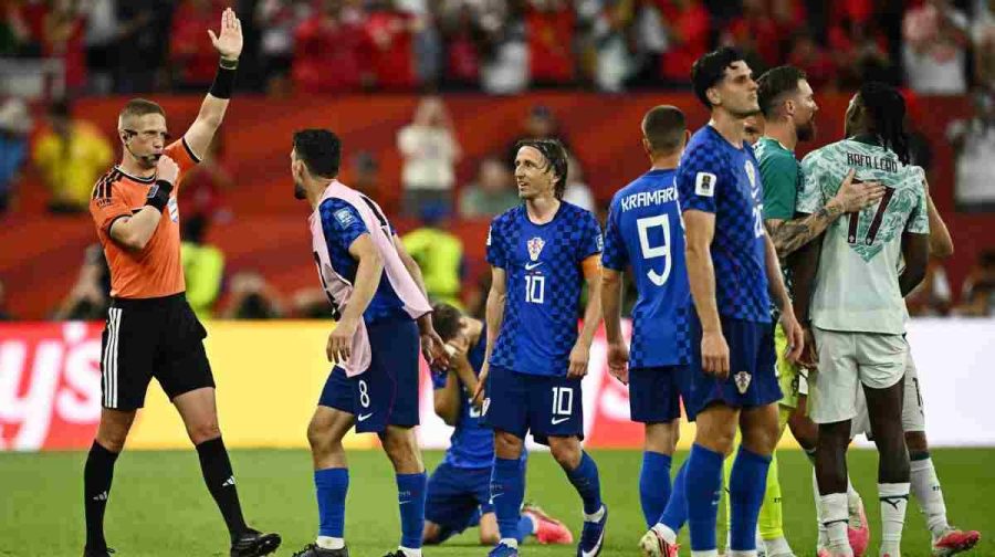 Soccer Football - FIFA World Cup 2026 - Round of 32 - Portugal v Croatia - Toronto Stadium, Toronto, Canada - July 2, 2026
Referee Espen Eskas signals no goal after a VAR review of a goal scored by Croatia's Josko Gvardiol REUTERS/Dylan Martinez