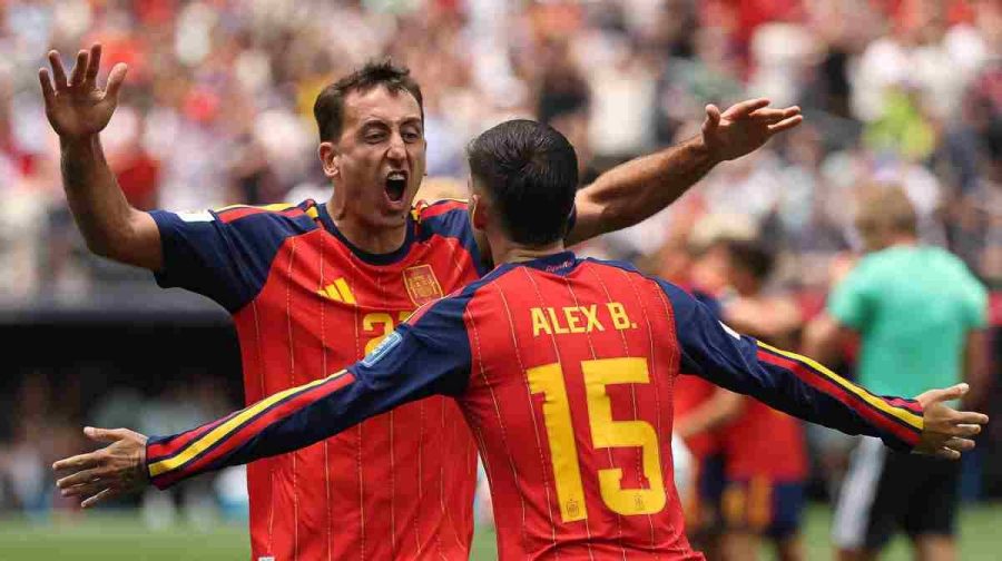 TOPSHOT - Spain's forward #21 Mikel Oyarzabal celebrates scoring his team's first goal with midfielder #15 Alex Baena during the 2026 World Cup round of 32 football match between Spain and Austria at the Los Angeles Stadium in Inglewood on July 2, 2026.  (Photo by ETIENNE LAURENT / AFP)