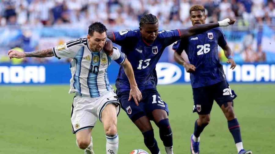 MIAMI GARDENS, FLORIDA - JULY 03: Lionel Messi #10 of Argentina competes for the ball against Sidny Lopes Cabral #13 of Cabo Verde during the FIFA World Cup 2026 Round of 32 match between Argentina and Cabo Verde at Miami Stadium on July 03, 2026 in Miami Gardens, Florida.   Darrian Traynor/Getty Images/AFP (Photo by Darrian Traynor / GETTY IMAGES NORTH AMERICA / Getty Images via AFP)