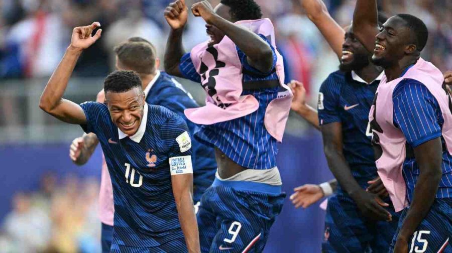 France's forward #10 Kylian Mbappe celebrates with teammates after winning the 2026 World Cup round of 16 football match between Paraguay and France at the Philadelphia Stadium in Philadelphia on July 4, 2026.  (Photo by MAURO PIMENTEL / AFP)