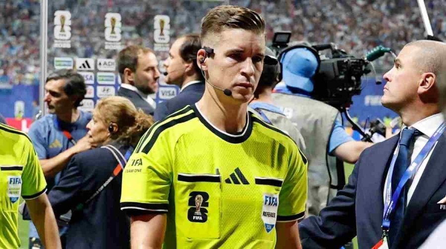 Referee Francois Letexier, of France, leaves the pitch after the World Cup round of 16 soccer match between Argentina and Egypt in Atlanta, Tuesday, July 7, 2026. (AP Photo/Erik S. Lesser)