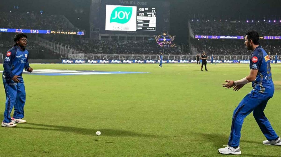Mumbai Indians' Indian cricket player Robin Minz (L) and teammate Deepak Chahar (R) react after missing a catch of Kolkata Knight Riders' West Indies cricket player Rovman Powell during the 2026 Indian Premier League (IPL) T20 match between Kolkata Knight Riders and Mumbai Indians at the Eden Gardens in Kolkata on May 20, 2026. (Photo by Dibyangshu SARKAR / AFP) / -- IMAGE RESTRICTED TO EDITORIAL USE - STRICTLY NO COMMERCIAL USE --