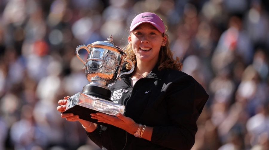 TOPSHOT - Russia's Mirra Andreeva holds the trophy after winning the French Open tennis tournament women's singles final match against Poland's Maja Chwalinska on day 14 of the French Open tennis tournament on Court Philippe-Chatrier at the Roland-Garros Complex in Paris on June 6, 2026. (Photo by Thomas SAMSON / AFP)
