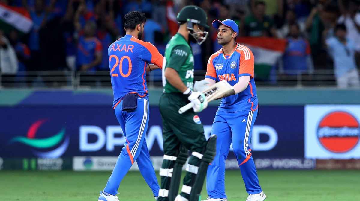 Cricket - Asia Cup - Final - India v Pakistan - Dubai International Cricket Stadium, Dubai, United Arab Emirates - September 28, 2025
India's Axar Patel celebrates with Suryakumar Yadav after taking the wicket of Pakistan's Mohammad Haris REUTERS/Satish Kumar
