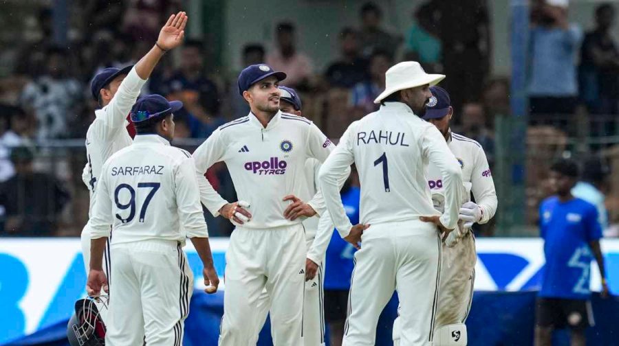 Colombo: India's captain Shubman Gill and teammates wait near the boundary line as rain interrupts play on day two of the second Test cricket match between India and Sri Lanka, in Colombo, Sri Lanka, Monday, Aug. 24, 2026. (PTI Photo/Shailendra Bhojak)(PTI08_24_2026_000350B) *** Local Caption *** 
