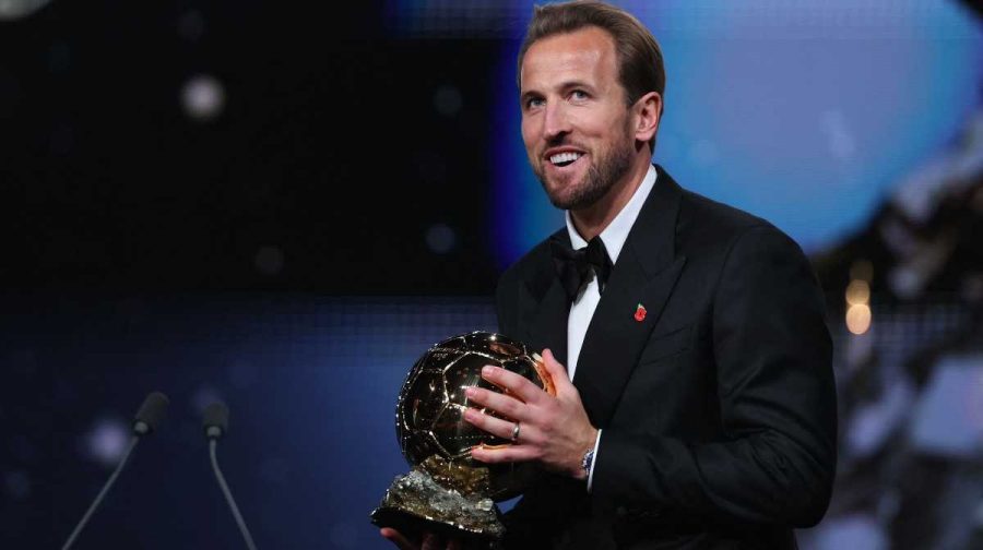 TOPSHOT - England and Bayern Munich forward Harry Kane smiles after receiving the Ballon d'Or award for the best male footballer during the 2026 Ballon d'Or France Football award ceremony at the Palladium Theatre in London on October 26, 2026. (Photo by FRANCK FIFE / AFP)