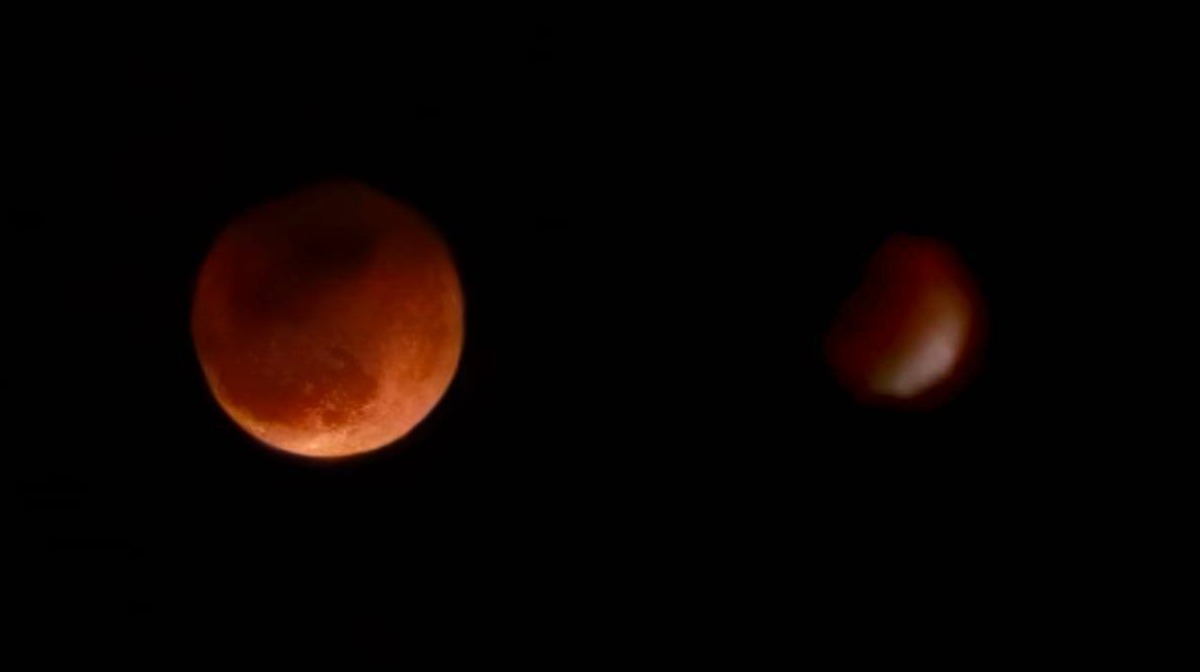 ഇടത്: Weatherman Kerala ഫെയ്സ്ബുക്കില്‍ പങ്കുവച്ച ചിത്രം | വലത്: ആലപ്പുഴ, അരൂരില്‍ നിന്നുള്ള ദൃശ്യം, മൊബൈല്‍ ക്യാമറയില്‍ പകര്‍ത്തിയത്