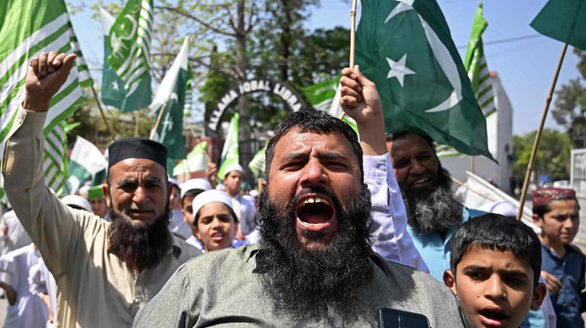 റാവൽപിണ്ടിയിൽ ഇന്ത്യാ വിരുദ്ധ പ്രതിഷേധത്തിനിടെ മുദ്രാവാക്യം വിളിക്കുന്ന പാകിസ്ഥാൻ മർകസി മുസ്ലീം ലീഗ് (പിഎംഎംഎൽ) പാർട്ടി പ്രവർത്തകൻ. Photo by Farooq NAEEM / AFP