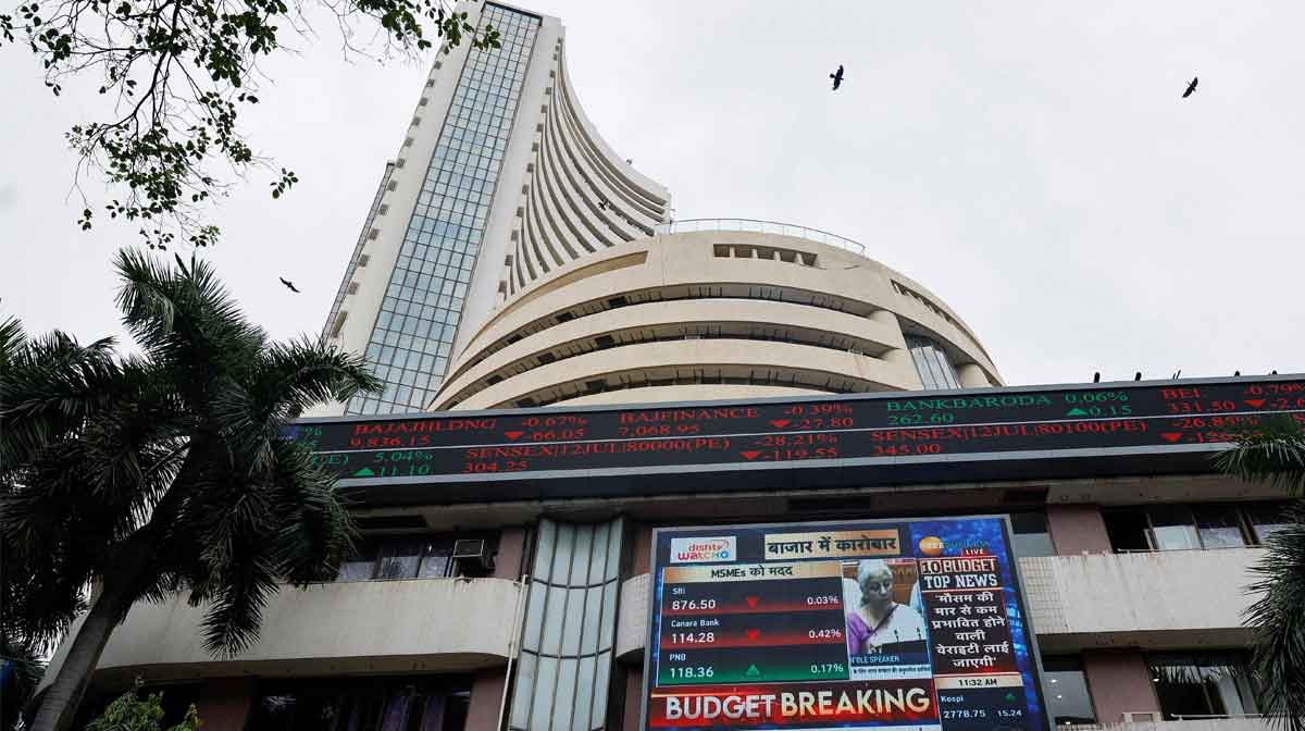 ബോംബെ സ്റ്റോക്ക് എക്സ്ചേഞ്ചിന് മുന്നിലെ സ്ക്രീനില്‍ ധനമന്ത്രി നിര്‍മലാ സീതാരാമന്‍റെ ബജറ്റ് പ്രസംഗം പ്രദര്‍ശിപ്പിക്കുന്നു.