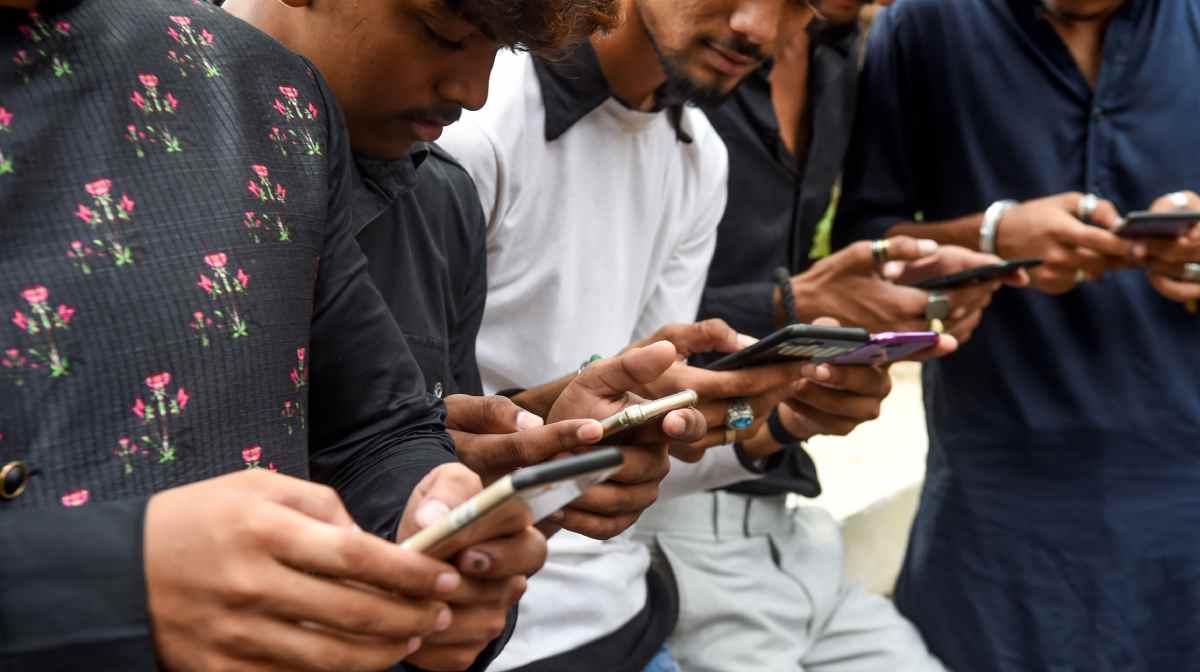 central-government-blacklist-one-lakh-smartphones