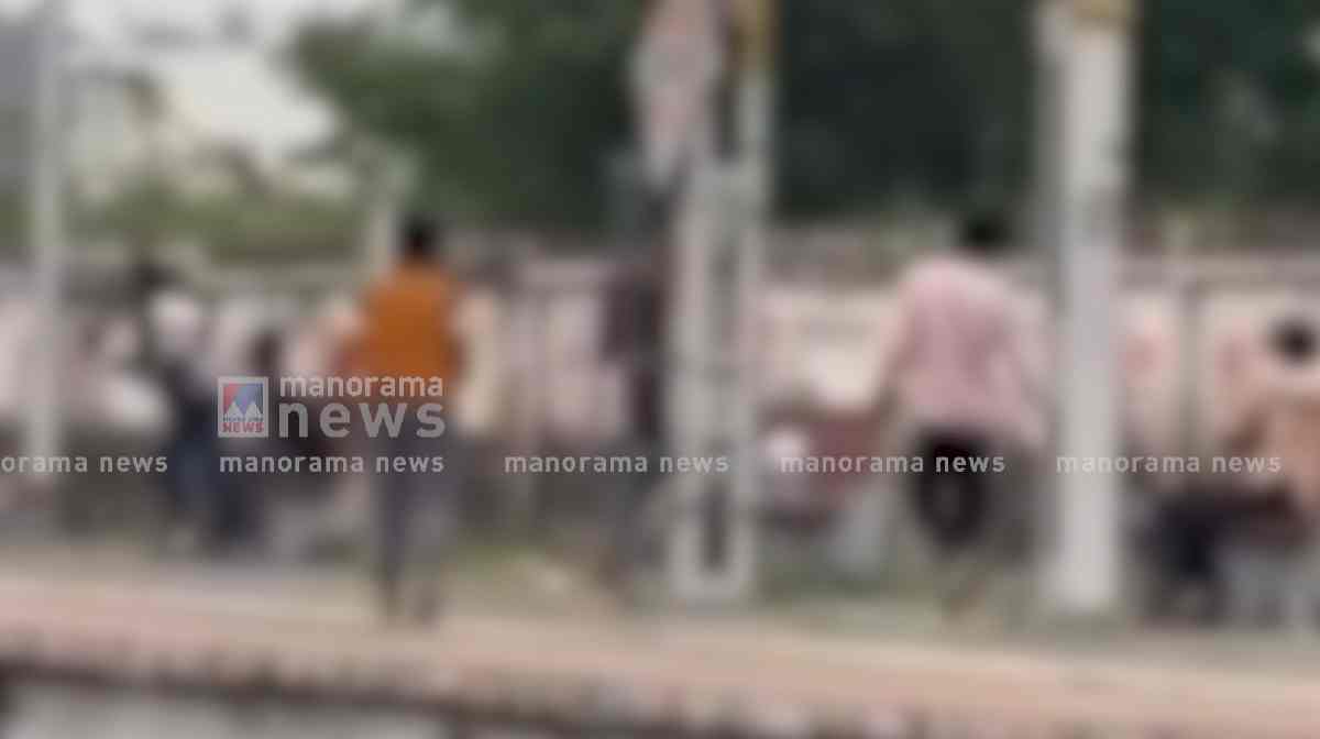 at-thiruvalloor-railway-station-the-passengers-were-brutally-beaten-by-drunken-youths