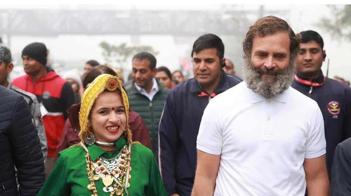 കൊല്ലപ്പെട്ട ഹിമാനി (ഇടത്) , ചിത്രം : x.com/srinivasiyc