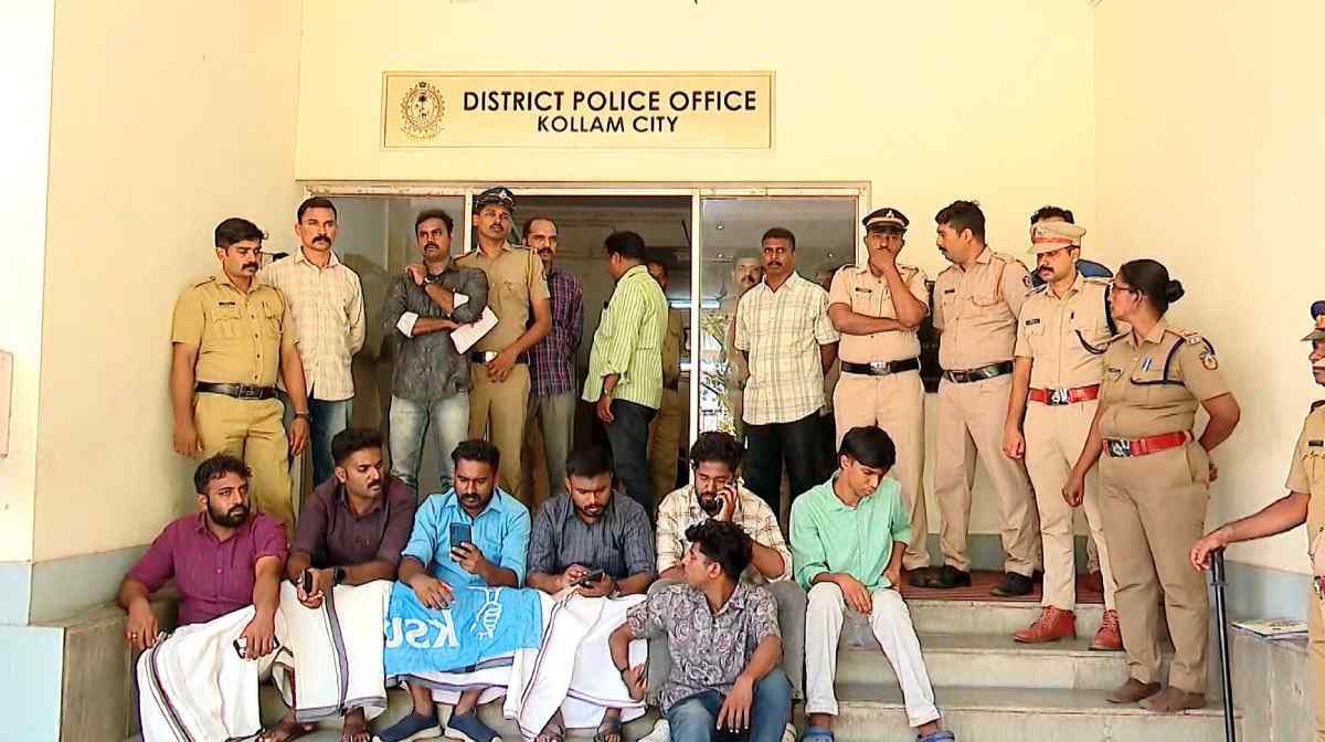 രാത്രി ബസ് കാത്തുനിന്ന അച്ഛനെയും മകനെയും പൊലീസ് മർദിച്ചെന്ന് പരാതി