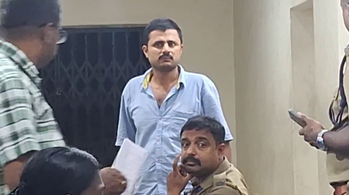 ഹോമിയോയെയും ആയുര്‍വേദത്തെയും തഴഞ്ഞതെന്തിന്? സര്‍ക്കാരിനെതിരെ ഡോ. ബിജു പൊതുജനാരോഗ്യ നിയമത്തിൽ കാലാനുസൃത മാറ്റങ്ങള്‍ വരുത്തി വ്യവസ്ഥ രൂപീകരിക്കാനായി രൂപീകരിച്ച ആരോഗ്യ വകുപ്പിന്‍റെ പ്രത്യേക സമിതിയില്‍ നിന്ന് ഹോമിയോ, ആയുര്‍വേദം എന്നിവയെ തഴഞ്ഞതിനെതിരെ - 1