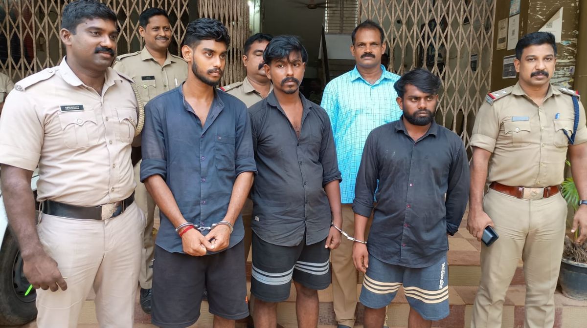 ഹോമിയോയെയും ആയുര്‍വേദത്തെയും തഴഞ്ഞതെന്തിന്? സര്‍ക്കാരിനെതിരെ ഡോ. ബിജു പൊതുജനാരോഗ്യ നിയമത്തിൽ കാലാനുസൃത മാറ്റങ്ങള്‍ വരുത്തി വ്യവസ്ഥ രൂപീകരിക്കാനായി രൂപീകരിച്ച ആരോഗ്യ വകുപ്പിന്‍റെ പ്രത്യേക സമിതിയില്‍ നിന്ന് ഹോമിയോ, ആയുര്‍വേദം എന്നിവയെ തഴഞ്ഞതിനെതിരെ - 1