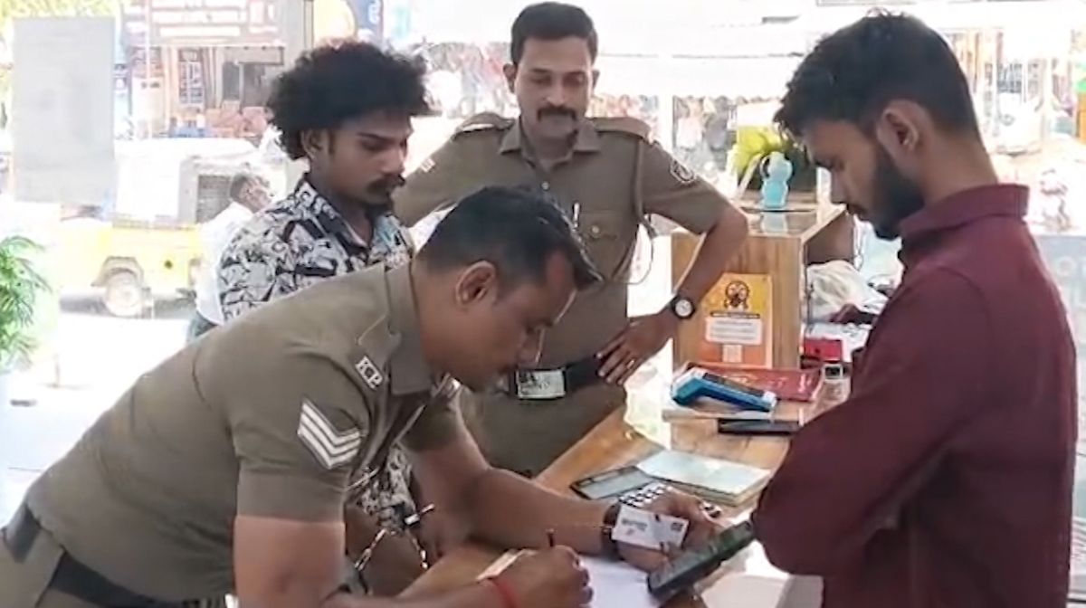 ഹോമിയോയെയും ആയുര്‍വേദത്തെയും തഴഞ്ഞതെന്തിന്? സര്‍ക്കാരിനെതിരെ ഡോ. ബിജു പൊതുജനാരോഗ്യ നിയമത്തിൽ കാലാനുസൃത മാറ്റങ്ങള്‍ വരുത്തി വ്യവസ്ഥ രൂപീകരിക്കാനായി രൂപീകരിച്ച ആരോഗ്യ വകുപ്പിന്‍റെ പ്രത്യേക സമിതിയില്‍ നിന്ന് ഹോമിയോ, ആയുര്‍വേദം എന്നിവയെ തഴഞ്ഞതിനെതിരെ - 1