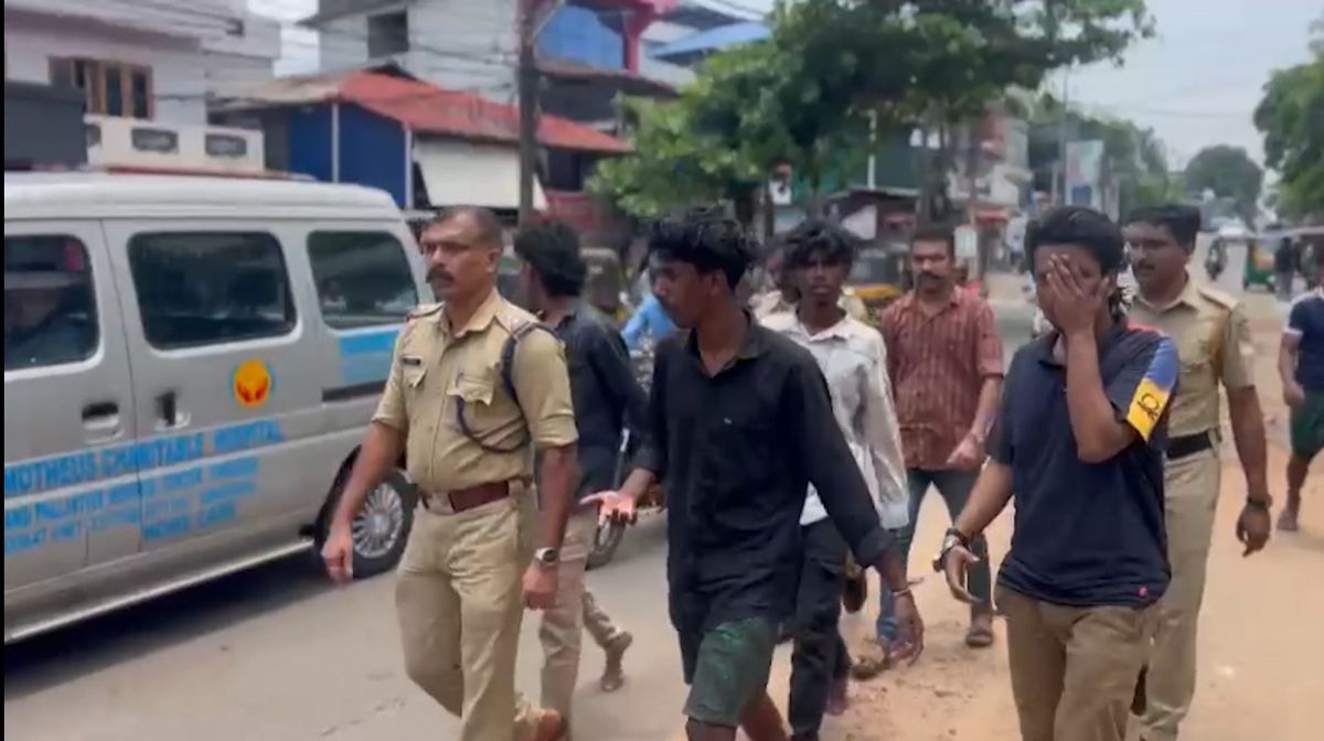 ഹോമിയോയെയും ആയുര്‍വേദത്തെയും തഴഞ്ഞതെന്തിന്? സര്‍ക്കാരിനെതിരെ ഡോ. ബിജു പൊതുജനാരോഗ്യ നിയമത്തിൽ കാലാനുസൃത മാറ്റങ്ങള്‍ വരുത്തി വ്യവസ്ഥ രൂപീകരിക്കാനായി രൂപീകരിച്ച ആരോഗ്യ വകുപ്പിന്‍റെ പ്രത്യേക സമിതിയില്‍ നിന്ന് ഹോമിയോ, ആയുര്‍വേദം എന്നിവയെ തഴഞ്ഞതിനെതിരെ - 1