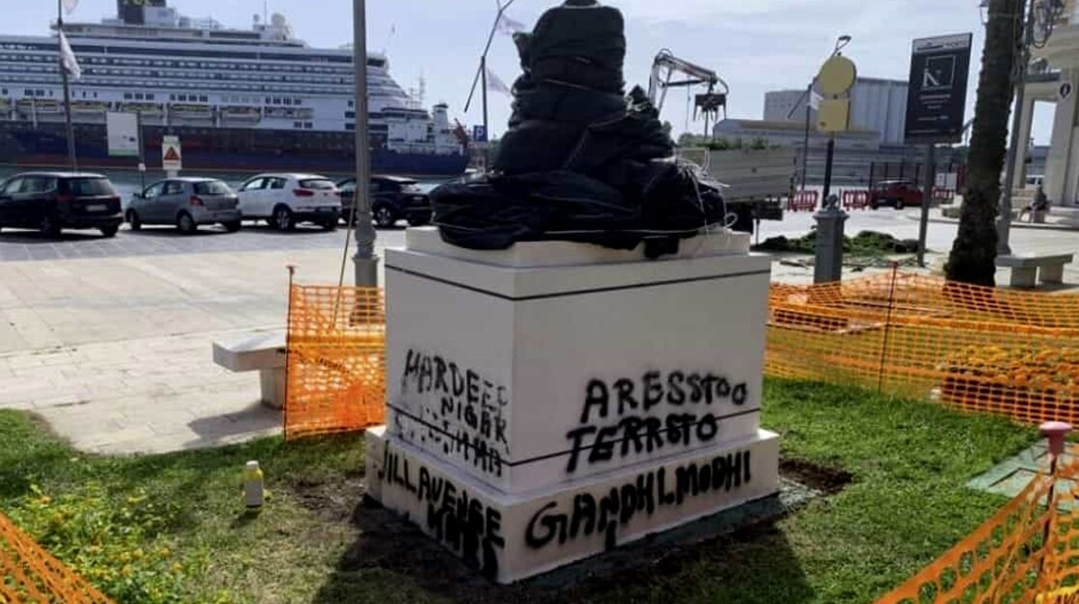 vandalise-mahtama-gandhis-s