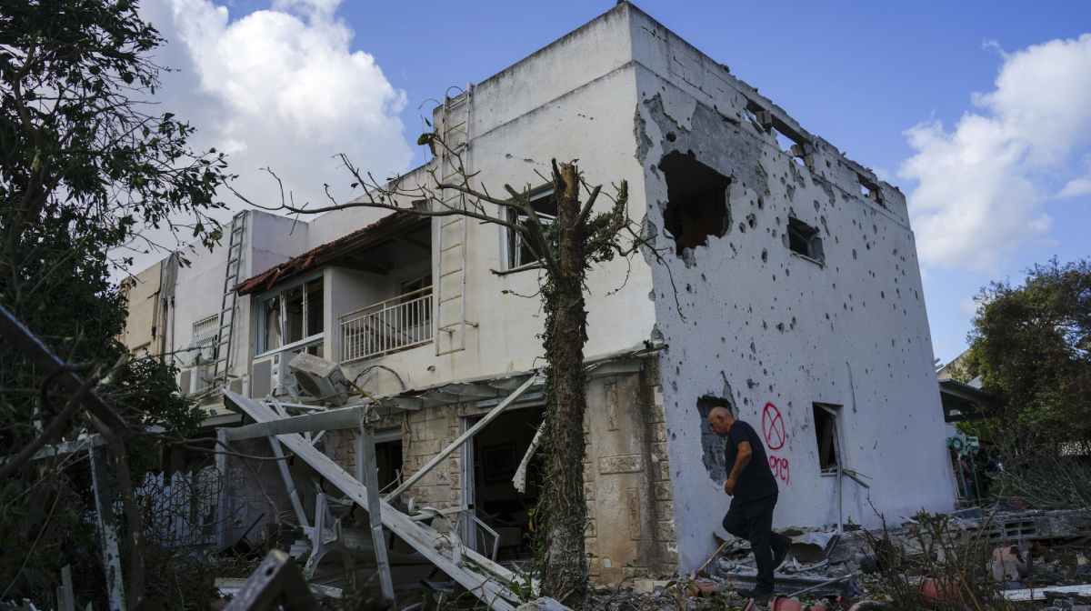 ഹിസ്ബുല്ല നടത്തിയ റോക്കറ്റ് ആക്രമണത്തില്‍ തകര്‍ന്ന വടക്കന്‍ ഇസ്രയേലിലെ കിര്യത് ബിയാലികിലെ വീട്. 