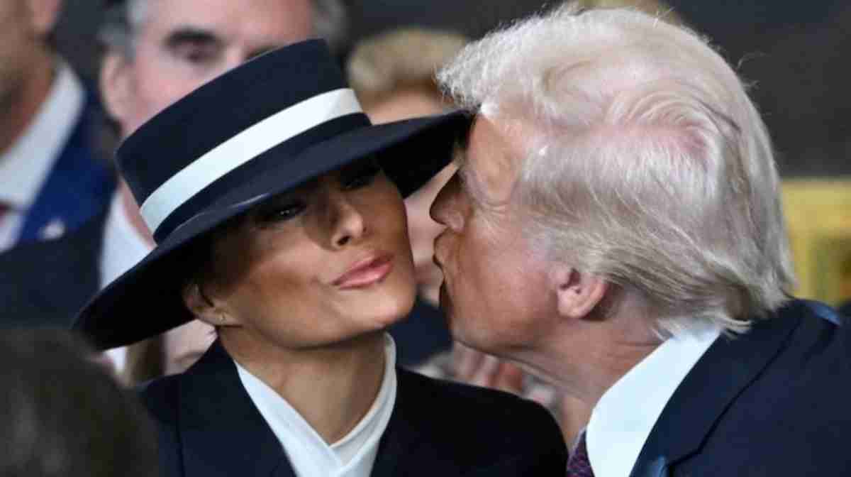 trump-kiss-melania