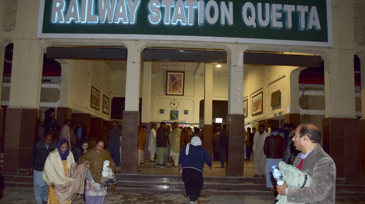 ജാഫര്‍ എക്സ്പ്രസില്‍ നിന്നും മോചിപ്പിച്ച ബന്ദികളെ ക്വറ്റ റെയില്‍വെ സ്റ്റേഷനിലെത്തിച്ചപ്പോള്‍.