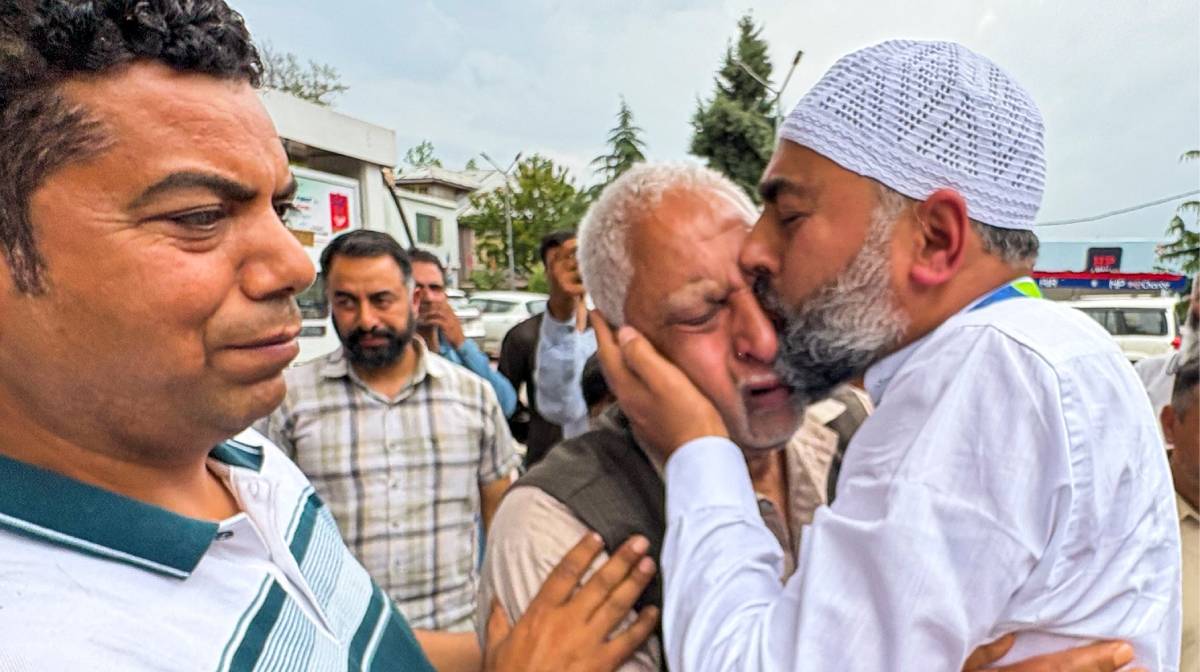 Anantnag: Pilgrims bid farewell to their family members as they leave for Delhi by road for their  Hajj  pilgrimage, in light of the ongoing military conflict between India and Pakistan, in Anantnag district, Jammu and Kashmir, Friday, May 9, 2025. (PTI Photo) (PTI05_09_2025_000342B)