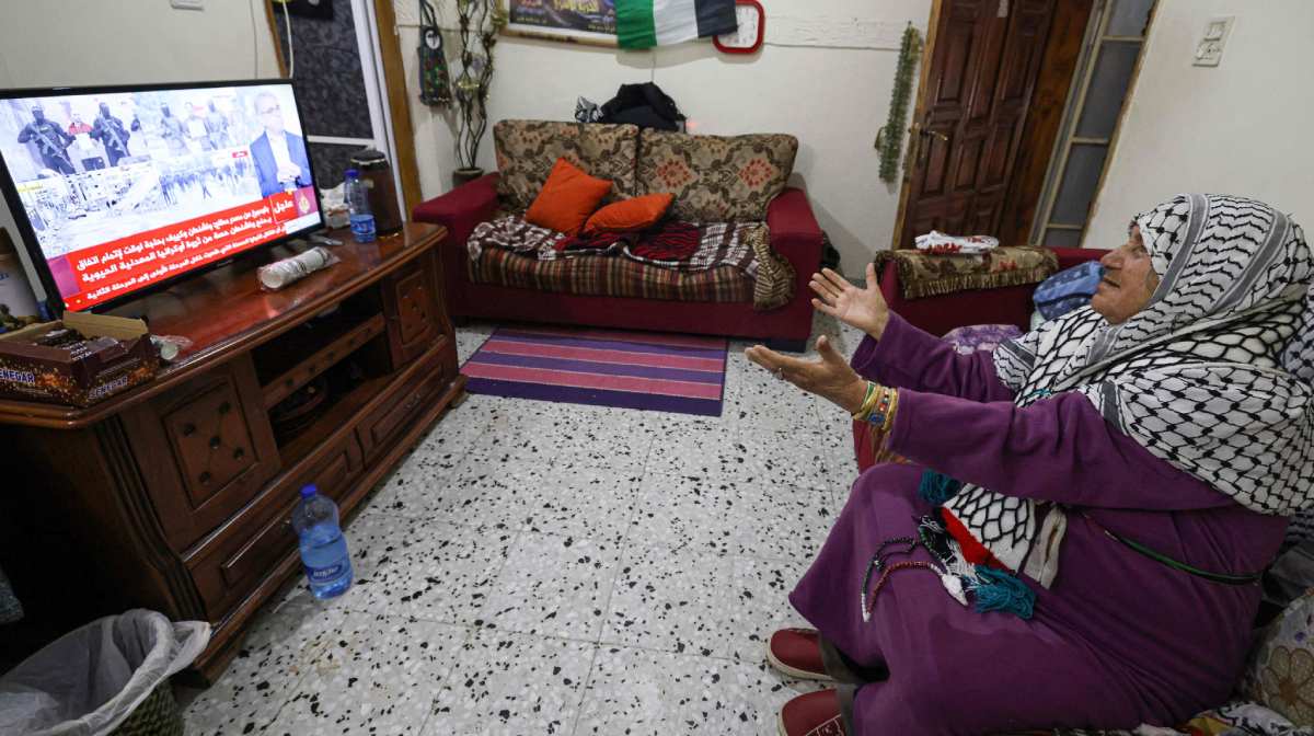 പലസ്തീന്‍ തടവുകാരുടെ മോചനം വൈകുമെന്ന വാര്‍ത്ത കണ്ട് വിലപിക്കുന്ന തടവുകാരന്‍റെ ബന്ധു.