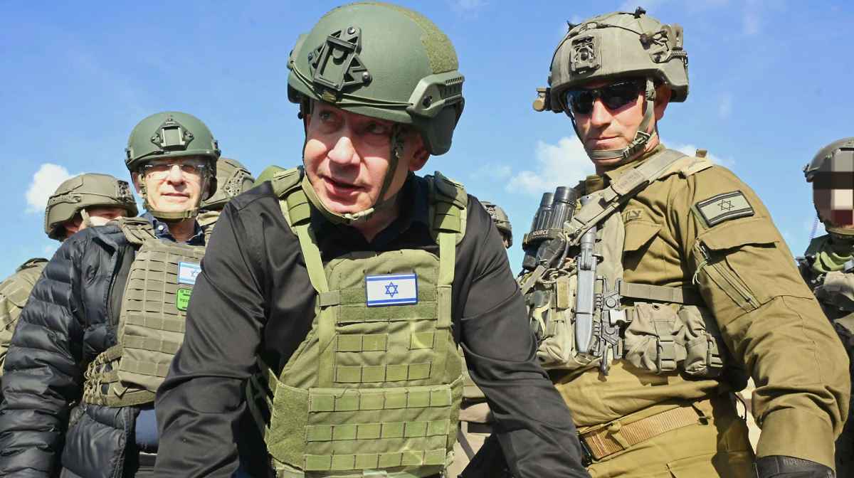 This handout picture released by the Israeli government press office (GPO) shows Israeli Prime Minister Benjamin Netanyahu (C) during a visit to the northern Gaza Strip, on April 15, 2025. (Photo by GPO / AFP) / Israel OUT / RESTRICTED TO EDITORIAL USE - MANDATORY CREDIT "AFP PHOTO / HANDOUT / GPO" - NO MARKETING NO ADVERTISING CAMPAIGNS - DISTRIBUTED AS A SERVICE TO CLIENTS