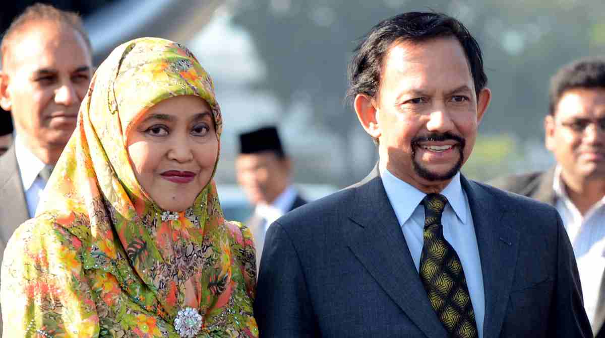 Sultan of Burnei, Haji Hassanal Bolkiah Mu'izzaddin Waddaulah (R) and his wife arrive at the Palam Air Force station in New Delhi on December 19, 2012. Waddaulah is in India to attend the ASEAN-India Commemorative Summit. AFP PHOTO/ RAVEENDRAN
