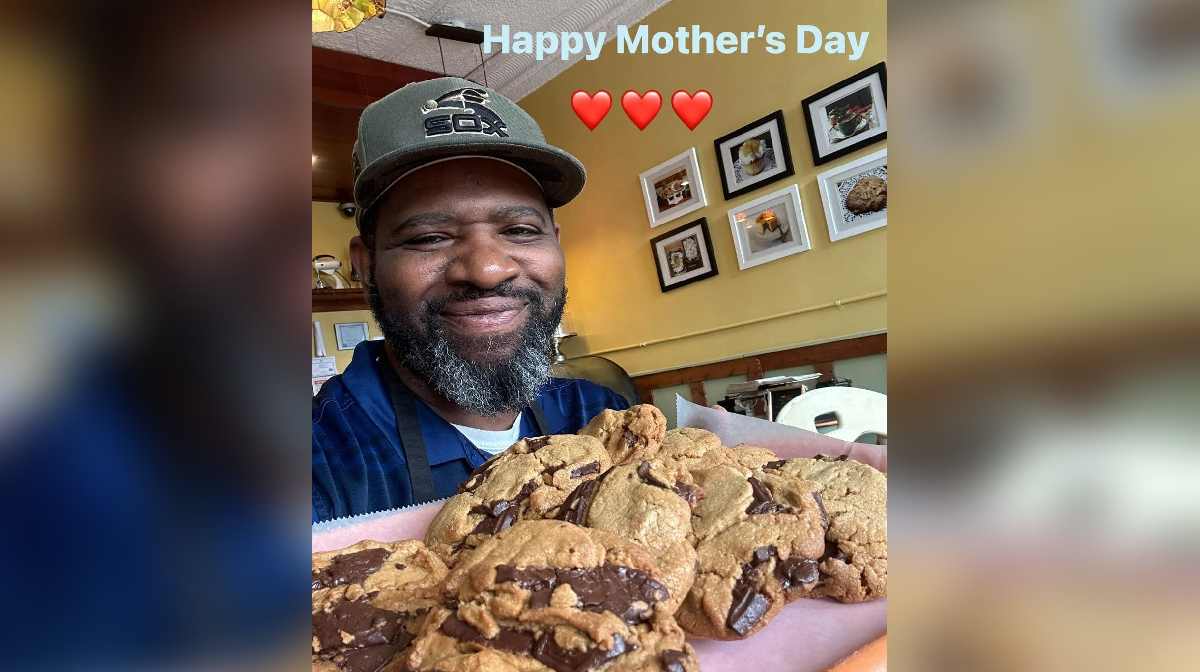 man-discovers-owner-of-his-favorite-bakery-his-mother