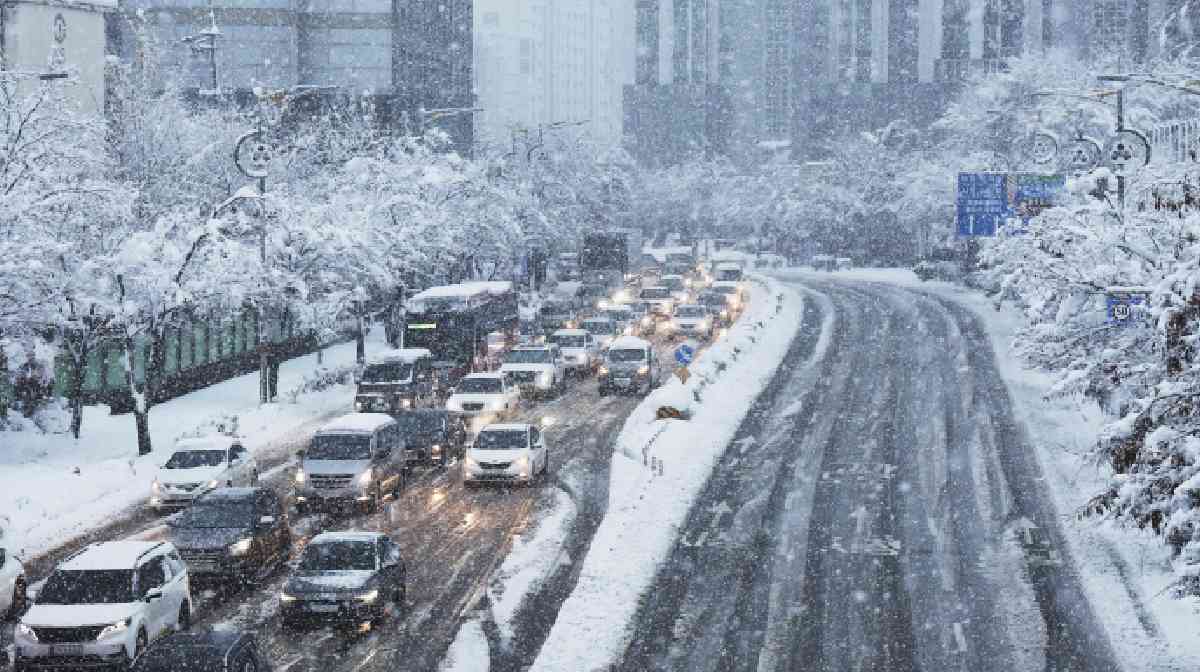 Cars move slowly on a road during heavy snowfall in Suwon, South Korea, Thursday, Nov. 28, 2024. (Hong Ji-won/Yonhap via AP)