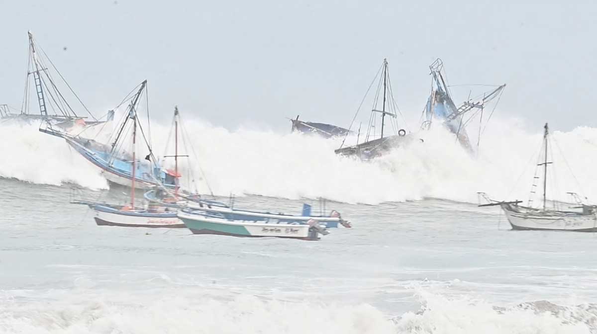 Strong waves hit against boats at El Nuro, Peru (Image: Instagram/@Pura_Finta/)