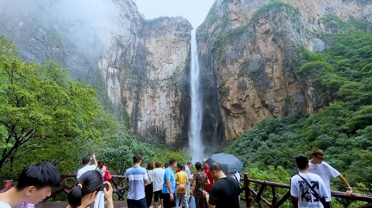 yuntai-water-fall-visitors
