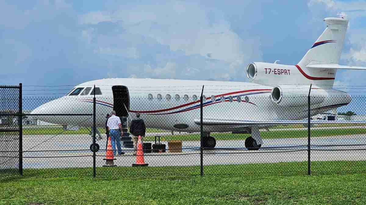 അമേരിക്ക പിടിച്ചെടുത്ത ഫാൽക്കൻ 900ഇഎക്സ് വിമാനം ഫ്ലോറിഡയിലെ ഫോർട്ട് ലോഡർഡേൽ വിമാനത്താവളത്തിൽ