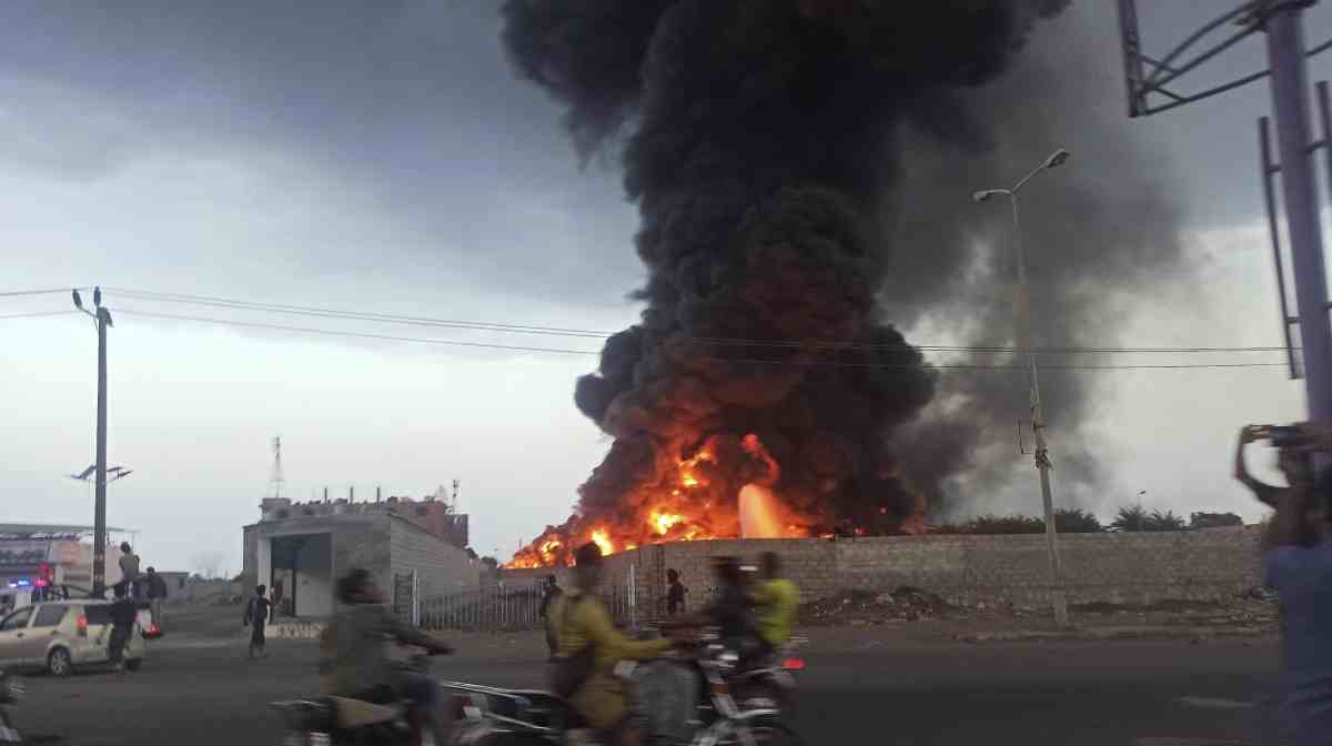 ഇസ്രയേൽ വ്യോമാക്രമണത്തിന് പിന്നാലെ ഹൊദൈദ ന​ഗരത്തിൽ നിന്നുള്ള തീയും പുകയും.
