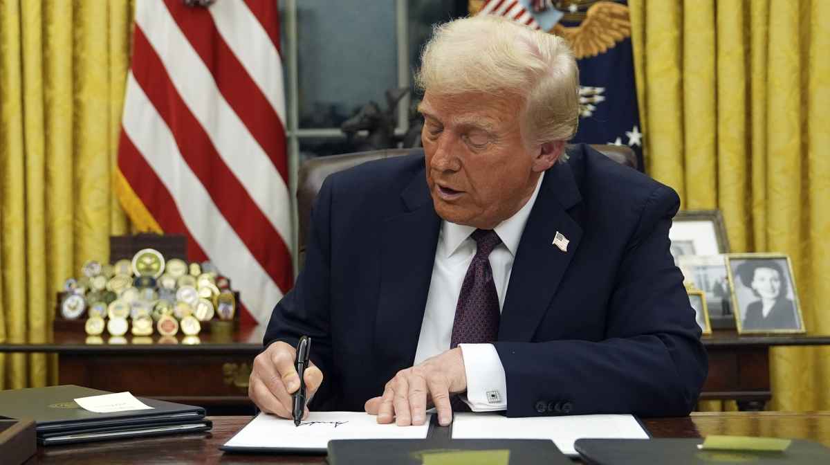 President Donald Trump signs an executive order on TikTok in the Oval Office of the White House, Monday, Jan. 20, 2025, in Washington. (AP Photo/Evan Vucci)
