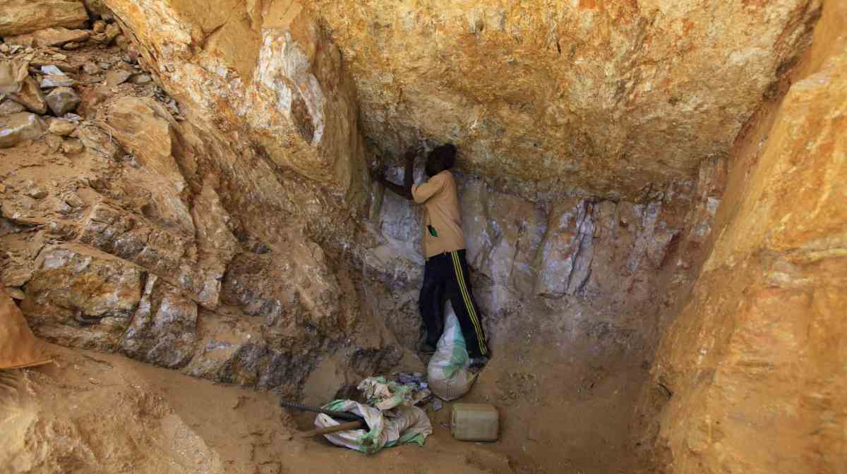 ആഫ്രിക്കയിലെ ഖനിയില്‍ സ്വര്‍ണം തിരയുന്ന പ്രദേശവാസി | ഫയല്‍ ചിത്രം