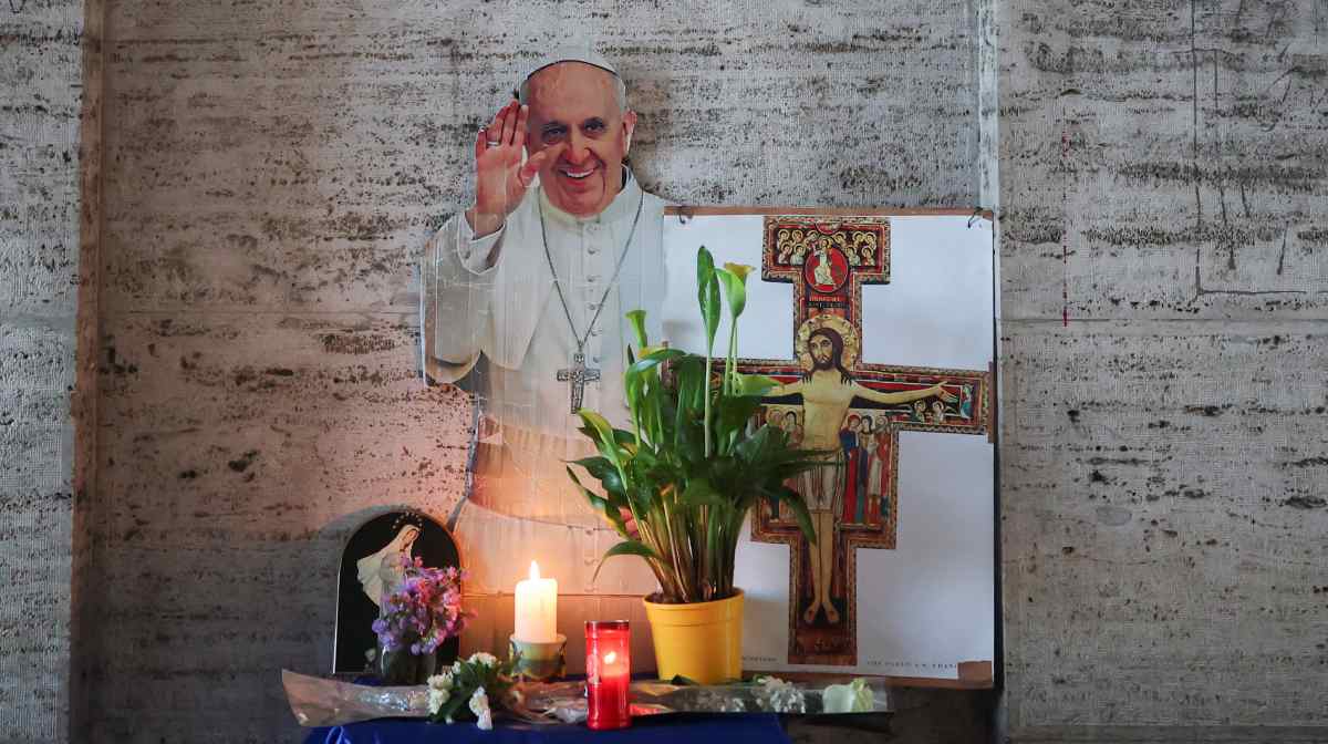 A view of makeshift memorial, near St Peter's Square, following Pope Francis' death, Vatican City, April 22, 2025. REUTERS/Hannah McKay