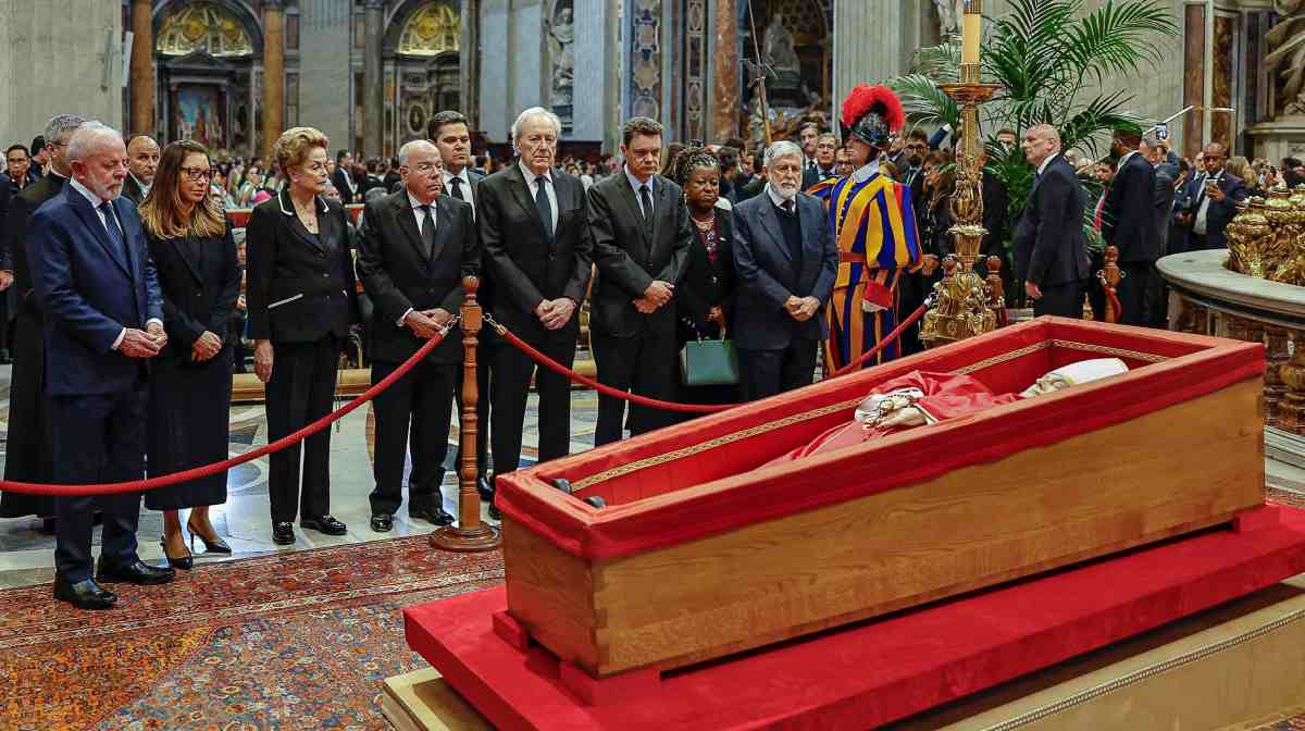 Brazil's President Luiz Inacio Lula da Silva and his wife Rosangela "Janja" da Silva pay their respects to Pope Francis inside St. Peter's Basilica, as Pope Francis lies in state, at the Vatican, April 25, 2025. Ricardo Stuckert/Brazilian Presidency/Handout via REUTERS THIS IMAGE HAS BEEN SUPPLIED BY A THIRD PARTY