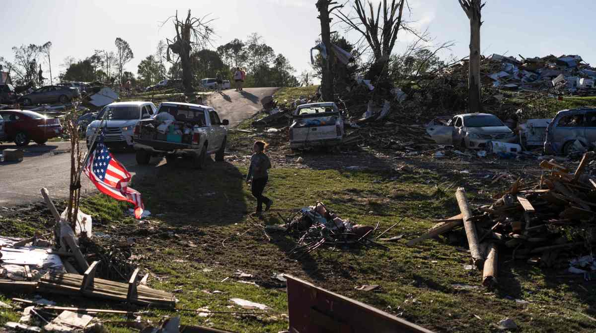 LONDON, KENTUCKY - MAY 17: Community members and crews clean up debris in the neighborhood of Sunshine Hills on May 17, 2025 in London, Kentucky. A tornado struck communities in Somerset and London, Kentucky, leaving over 10 dead and more injured.   Michael Swensen/Getty Images/AFP (Photo by Michael Swensen / GETTY IMAGES NORTH AMERICA / Getty Images via AFP)