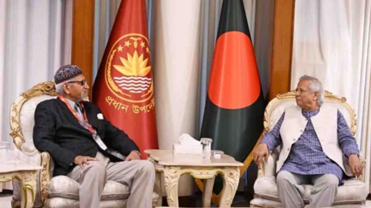 മേജർ ജനറൽ (റിട്ട.) എ.എൽ.എം. ഫസ്ലുർ റഹ്മാനും മുഹമ്മദ് യുനസും. Image Credit: X/@ChiefAdviserGoB
