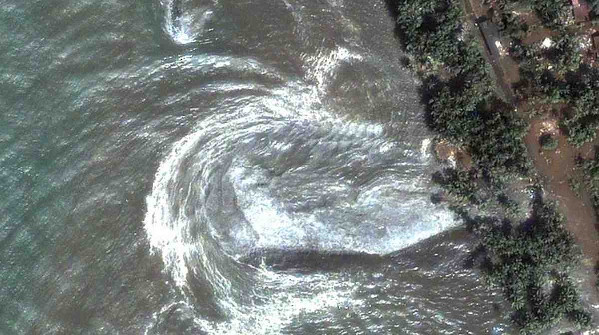 This handout satellite image received from DigitalGlobe, 29 December 2004, and taken at 10:20am local time on 26 December 2004 shows the swirling waters off coastline on the southwestern city of Kalutara, Sri Lanka shortly after a tsunami hit the area.  The Sri Lankan coastline has been devastated by the tsunami which was triggered by a massive 9.0 earthquake of the Indonesian island of Sumatra across the Indian Ocean.    (EDITORIAL USE ONLY    MANDATORY CREDIT: DIGITALGLOBE)     AFP PHOTO