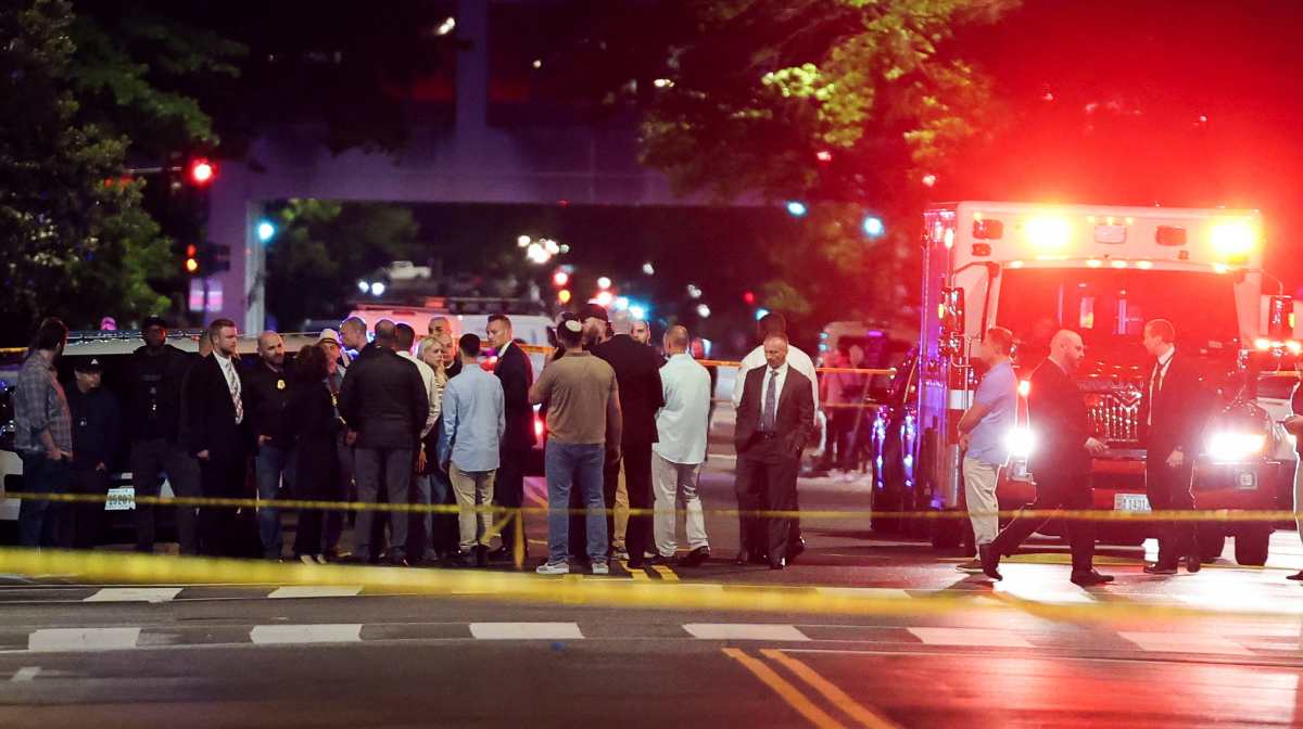 U.S. Attorney General Pam Bondi and Israeli Ambassador to the U.S. Yechiel Leiter speak to the law enforcement officials as they visit the site where, according to the U.S. Homeland Security Secretary, two Israeli embassy staff were shot dead near the Capital Jewish Museum in Washington, D.C., U.S. May 22, 2025.  REUTERS/Jonathan Ernst