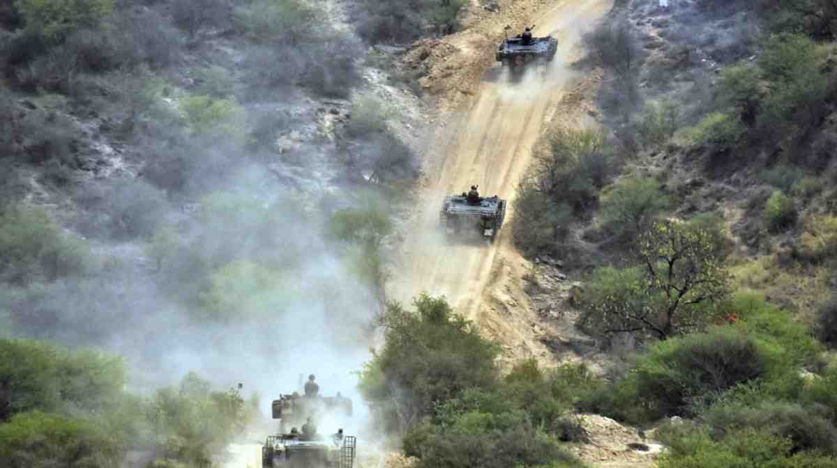 പാകിസ്ഥാനിലെ ഝലം ജില്ലയിലെ ടില്ല ഫീൽഡ് ഫയറി് റേഞ്ചിൽ നടന്ന സൈനികാഭ്യാസത്തില്‍ നിന്ന്. ഇന്റർ സർവീസസ് പബ്ലിക് റിലേഷൻസ് പുറത്തുവിട്ട ഫോട്ടോ.