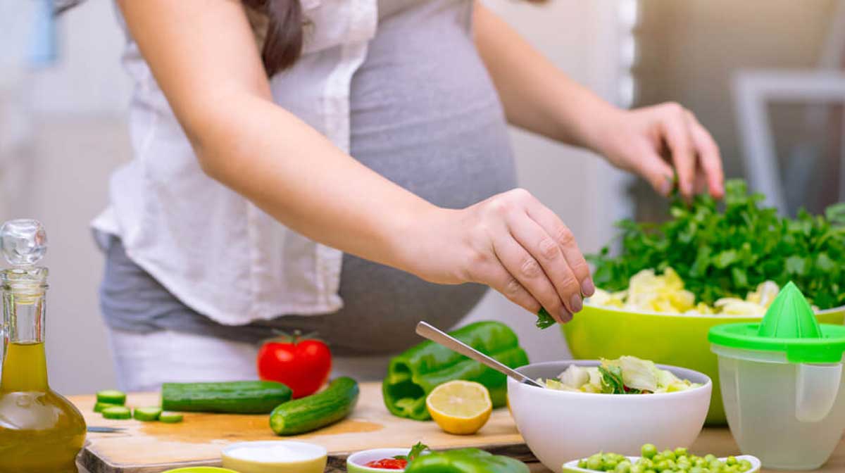 pregnant-woman-cooking