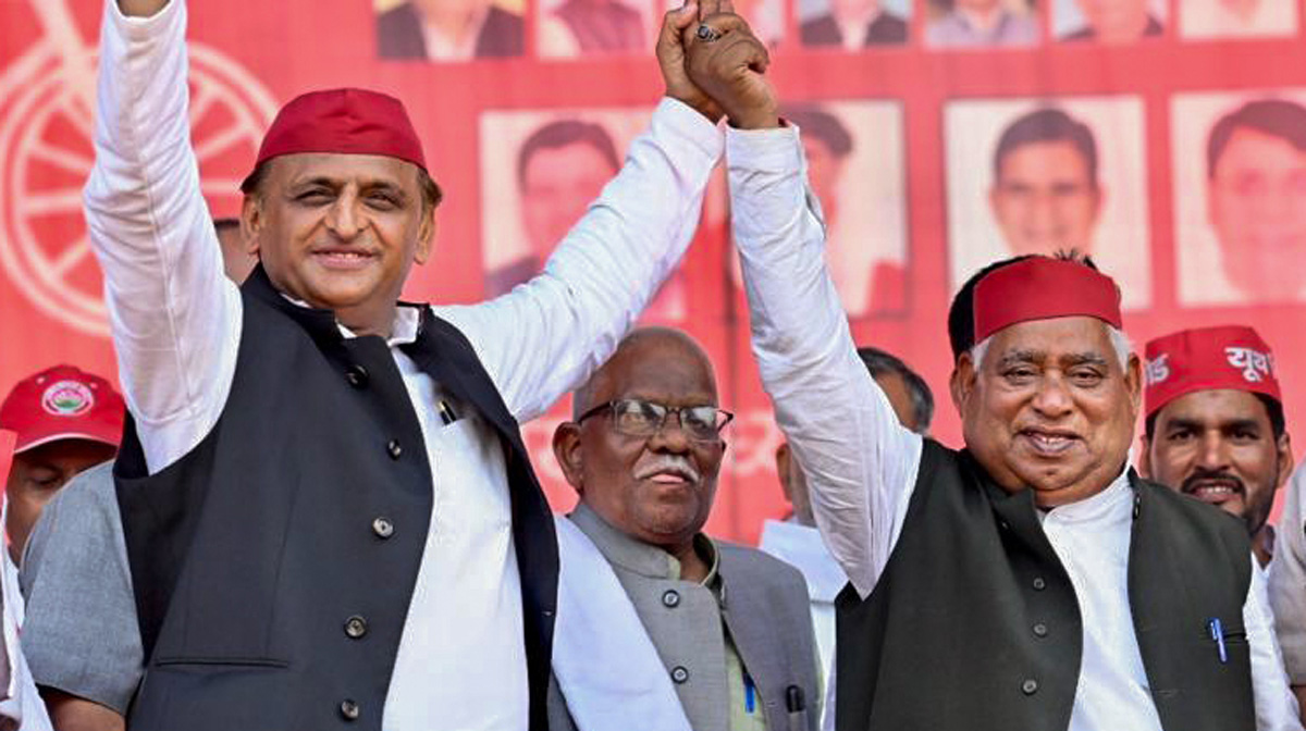 akhilesh-yadav-holds-hands- akhilesh-yadav-holds-hands-