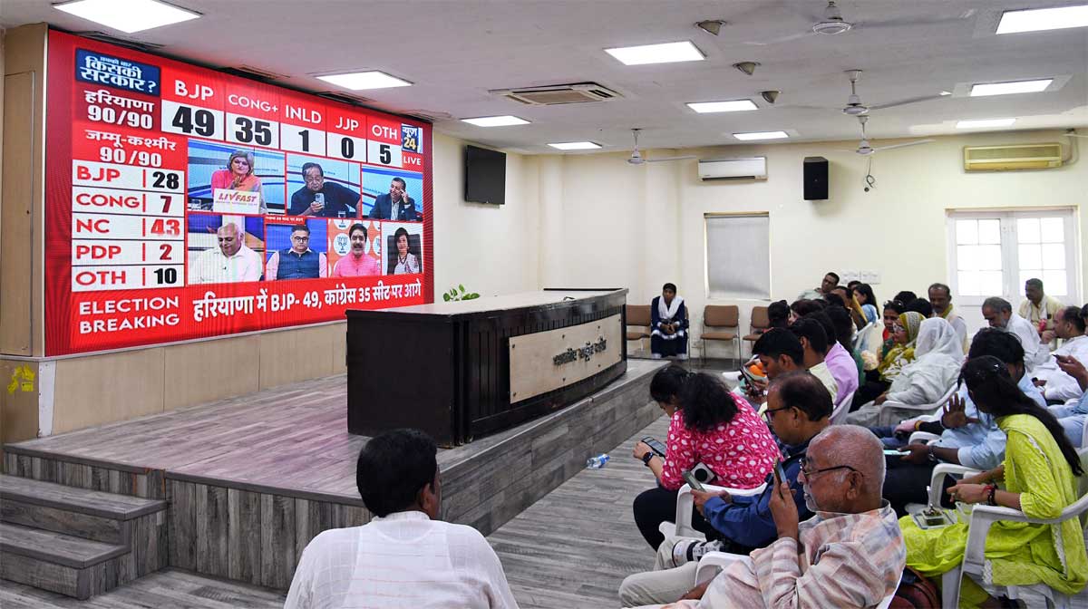 ജമ്മു കശ്മീർ, ഹരിയാന നിയമസഭാ തിരഞ്ഞെടുപ്പുകളുടെ വോട്ടെണ്ണലിൻ്റെ തത്സമയ സംപ്രേക്ഷണം എഐസിസി ആസ്ഥാനത്ത് കോൺഗ്രസ് അനുഭാവികൾ കാണുന്നു. (ANI ഫോട്ടോ/ഇഷാന്ത്)