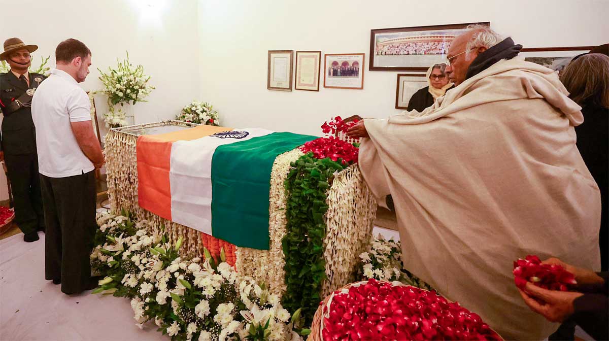 kharge-pays-his-last-respec